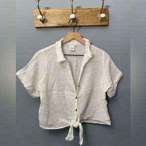 Kirious White button up cropped shirt size -M (item# 0014)
